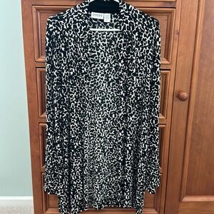 Chico’s Travelers black and white long jacket.  Stand up collar. Open front.